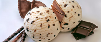 Zwei Kugeln Midor Stracciatella Glacé Deux boules de crème glacée stracciatella Midor